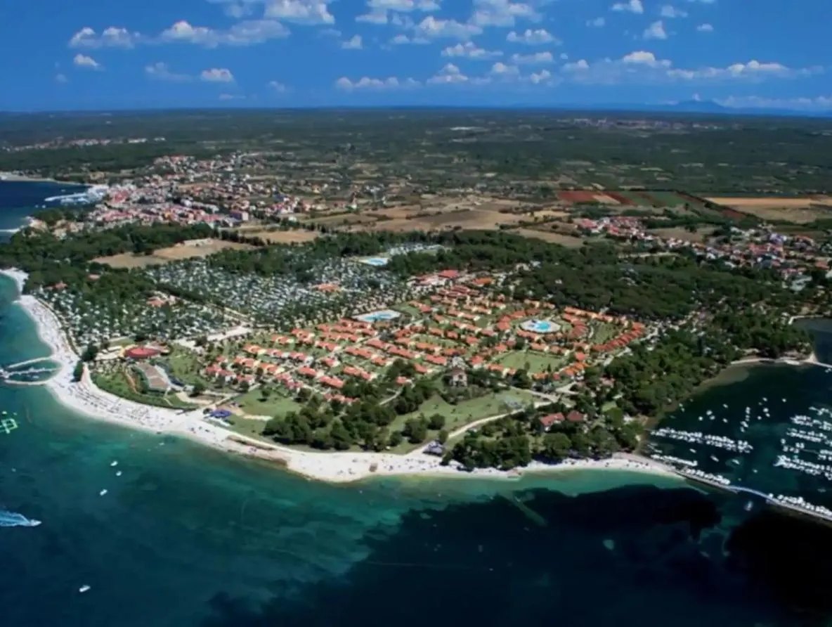 Zračni pogled na obalu Fažane i Valbandona s plažama i marinom