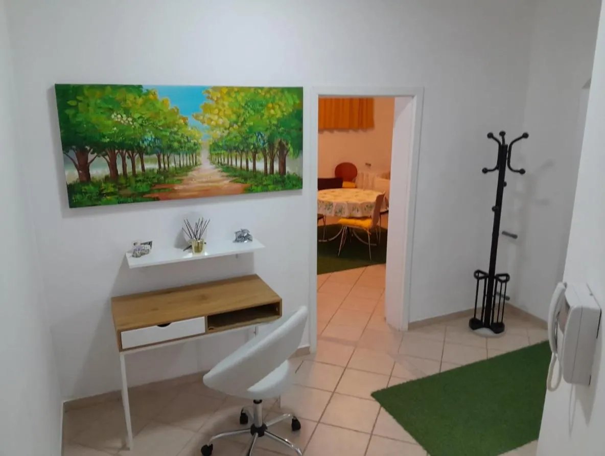Ulazni prostor s radnim kutkom i slikom drvoreda