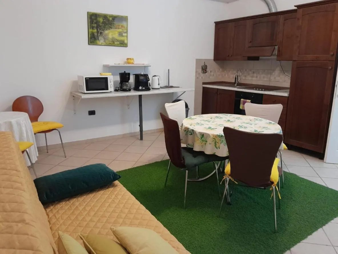 Dnevni boravak s blagovaonicom i opremljenom kuhinjom u apartmanu Katarina, Fažana